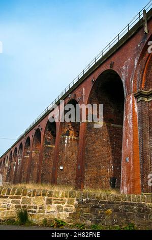 Das Walley Viadukt ist eine Eisenbahnbrücke mit 48 Spannweiten über den Fluss Calder und eine von unten aus denkmalgeschützte Struktur. Stockfoto