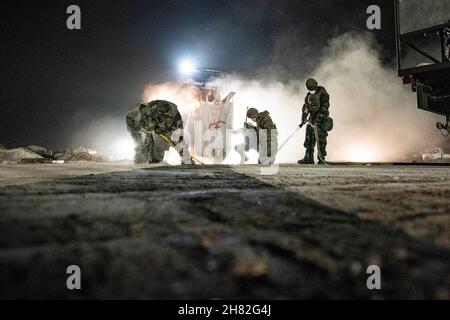 Kunstan Air Base, Südkorea. 3rd. November 2021. Die dem 8th Civil Engineer Squadron zugewiesenen Flieger reparieren einen simulierten Krater während eines Rapid Airfield Damage Repair Routinetrainings auf dem Kunstan Air Base, Republik Korea, 3. November 2021. Die Krater-Füllung war eine von vielen Phasen, die bei der Rapid Airfield Damage Repair (RADR) involviert waren; ein Prozess, der es Airmen ermöglicht, einen stark beschädigten Flugplatz schnell zu reparieren. Quelle: U.S. Air Force/ZUMA Press Wire Service/ZUMAPRESS.com/Alamy Live News Stockfoto