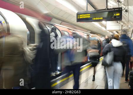 London, Großbritannien, 26th. November 2021, Mitglieder der RMT-Union gingen beim ersten von sieben U-Bahnstreiks in einem Streit über die Personalrotas für die Night Tube, der am 27th. November wieder aufgenommen wird, aus. Der erste Streik – am Black Friday – schreckt die Käufer anscheinend nicht davon ab, über den reduzierten Service, der zu 60 % der normalen Kapazität läuft, ins West End zu reisen. Kredit: Elfte Stunde Fotografie/Alamy Live Nachrichten Stockfoto