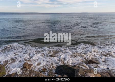 Malerischer blick auf den Pazifik in Malibu Cove, Malibu, mit Palos Verdes und Catalina Island im Hintergrund, Kalifornien Stockfoto