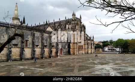 Das Kloster von Batalha, Denkmal des gotischen Stils, errichtet in Gedenken an die Schlacht von Aljubarrota 1385, hintere Fassade, Blick auf einen bewölkten Morgen Stockfoto