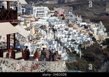 SANTORINI, GRIECHENLAND - 30. JUNI: Wunderschöne griechische Insel Santorini und die Innenstadt von Fira am 30. Juni 2012 in Santorini, Griechenland. Santorini in der südlichen Ägäis, etwa 200 km südöstlich von Griechenland. Stockfoto