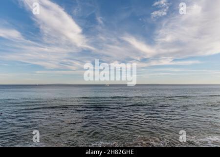 Malerischer blick auf den Pazifik in Malibu Cove, Malibu, mit Palos Verdes und Catalina Island im Hintergrund, Kalifornien Stockfoto