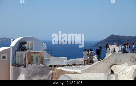 SANTORINI, GRIECHENLAND - 30. JUNI: Menschen besichtigen die Ägäis in der Stadt Oia auf Santorini am 30. Juni 2012 in Santorini, Griechenland. Stockfoto