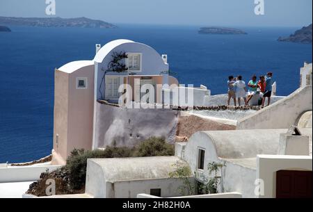 SANTORINI, GRIECHENLAND - 30. JUNI: Menschen besichtigen die Ägäis in der Stadt Oia auf Santorini am 30. Juni 2012 in Santorini, Griechenland. Stockfoto