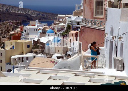 SANTORINI, GRIECHENLAND - 30. JUNI: Wunderschöne Stadt Oia auf Santorini am 30. Juni 2012 in Santorini, Griechenland. Oia ist eine kleine Stadt und ehemalige Gemeinde in der südlichen Ägäis auf Santorin. Stockfoto