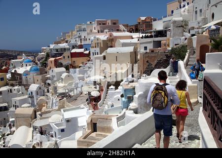 SANTORINI, GRIECHENLAND - 30. JUNI: Wunderschöne Stadt Oia auf Santorini am 30. Juni 2012 in Santorini, Griechenland. Oia ist eine kleine Stadt und ehemalige Gemeinde in der südlichen Ägäis auf Santorin. Stockfoto