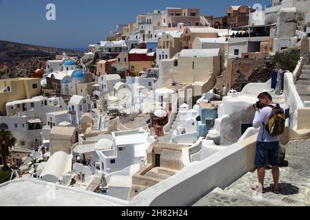 SANTORINI, GRIECHENLAND - 30. JUNI: Wunderschöne Stadt Oia auf Santorini am 30. Juni 2012 in Santorini, Griechenland. Oia ist eine kleine Stadt und ehemalige Gemeinde in der südlichen Ägäis auf Santorin. Stockfoto