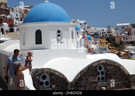 SANTORINI, GRIECHENLAND - 30. JUNI: Wunderschöne Stadt Oia auf Santorini am 30. Juni 2012 in Santorini, Griechenland. Oia ist eine kleine Stadt und ehemalige Gemeinde in der südlichen Ägäis auf Santorin. Stockfoto