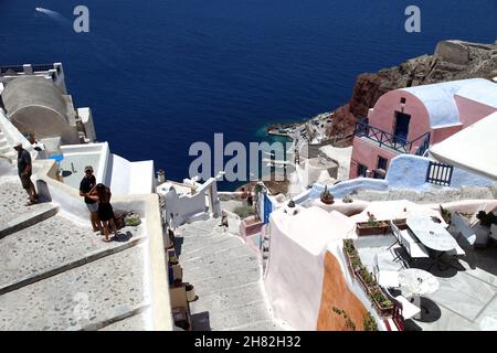 SANTORINI, GRIECHENLAND - 30. JUNI: Wunderschöne Stadt Oia auf Santorini am 30. Juni 2012 in Santorini, Griechenland. Oia ist eine kleine Stadt und ehemalige Gemeinde in der südlichen Ägäis auf Santorin. Stockfoto