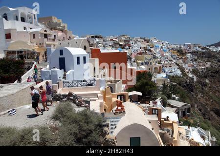 SANTORINI, GRIECHENLAND - 30. JUNI: Wunderschöne Stadt Oia auf Santorini am 30. Juni 2012 in Santorini, Griechenland. Oia ist eine kleine Stadt und ehemalige Gemeinde in der südlichen Ägäis auf Santorin. Stockfoto