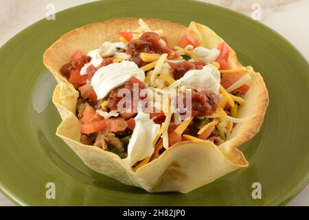Hausgemachter Steak Strip Taco Salat mit Tomaten, Käse, Salat und Salsa Stockfoto