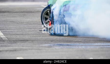 Nahaufnahme Drift-Rennwagen erhöht Geschwindigkeit auf Drift Spielplatz Stockfoto