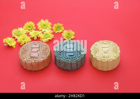 Traditioneller Mooncake auf rotem Hintergrund Stockfoto