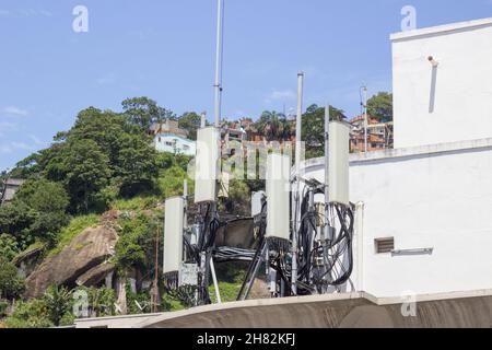 Häuser auf dem Cantagalo-Hügel von der Cabba in Rio de Janeiro aus gesehen. Stockfoto