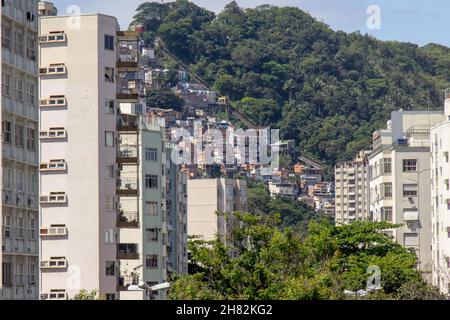 Der Hügel Santa Marta vom Stadtteil Humaita in Rio de Janeiro aus gesehen. Stockfoto