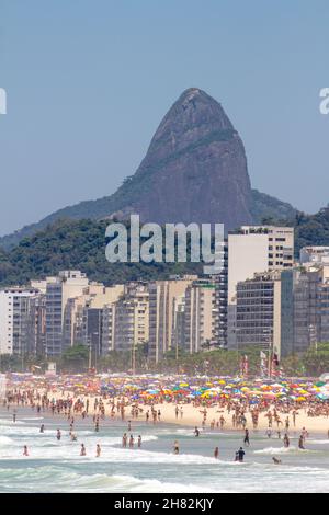 Codaba-Strand in Rio de Janeiro, Brasilien - 23. Oktober 2021: Der Codaba-Strand ist an einem typischen heißen Tag in Rio de Janeiro, Brasilien. Stockfoto