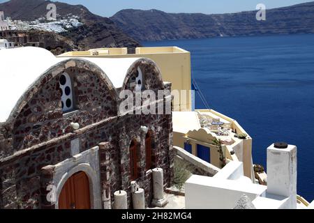 Details zu den Gebäuden in Oia Town in Santorini, Griechenland. Oia ist eine kleine Stadt und ehemalige Gemeinde in der südlichen Ägäis auf Santorin. Stockfoto