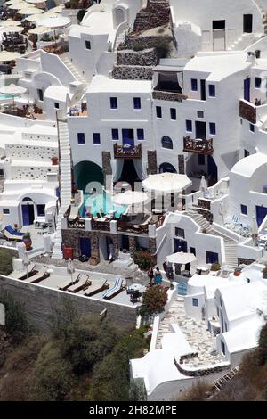 Details zu den Gebäuden in Oia Town in Santorini, Griechenland. Oia ist eine kleine Stadt und ehemalige Gemeinde in der südlichen Ägäis auf Santorin. Stockfoto