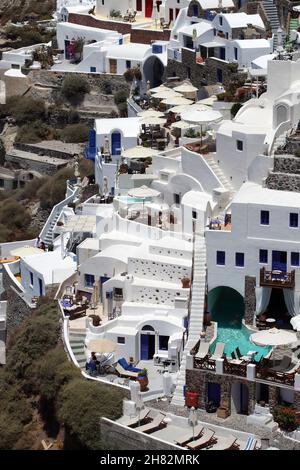 Details zu den Gebäuden in Oia Town in Santorini, Griechenland. Oia ist eine kleine Stadt und ehemalige Gemeinde in der südlichen Ägäis auf Santorin. Stockfoto