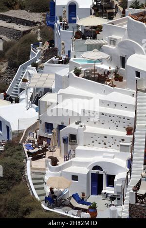 Details zu den Gebäuden in Oia Town in Santorini, Griechenland. Oia ist eine kleine Stadt und ehemalige Gemeinde in der südlichen Ägäis auf Santorin. Stockfoto