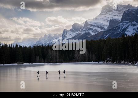 Eine Gruppe von Menschen Schlittschuhlaufen auf einem gefrorenen Land in den kanadischen Rockies in der Nähe von Banff Canada. Stockfoto