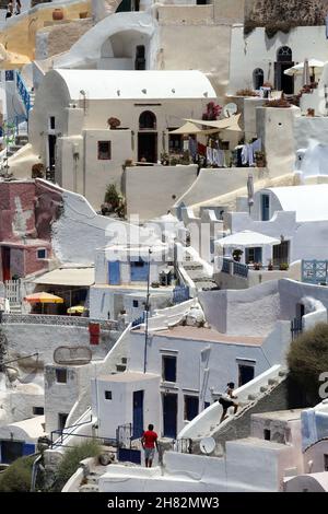 Details zu den Gebäuden in Oia Town in Santorini, Griechenland. Oia ist eine kleine Stadt und ehemalige Gemeinde in der südlichen Ägäis auf Santorin. Stockfoto