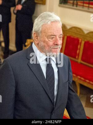 **DATEI FOTO** Stephen Sondheim ist verstorben. Der Komponist und Texter Stephen Sondheim kommt am Dienstag, dem 24. November 2015, zur Verleihung der Präsidentenmedaille der Freiheit vom US-Präsidenten Barack Obama im East Room des Weißen Hauses in Washington, DC. Die Medaille ist die höchste zivile Ehre der USA, die Personen verliehen wird, die besonders verdienstvolle Beiträge zur Sicherheit oder den nationalen Interessen der USA, zum Weltfrieden oder zu kulturellen oder bedeutenden öffentlichen oder privaten Bemühungen geleistet haben. Kredit: Ron Sachs/ CNP /MediaPunch Stockfoto