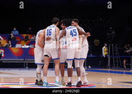 Sankt Petersburg, Russland. 26th. November 2021. Die italienischen Basketballspieler huddeln während eines Spiels für die Runde 1st: Gruppe H bei den Qualifikationsspielern der FIBA Basketball World Cup 2023 in der Jubilee Arena in Sankt Petersburg.das Endergebnis des Spiels zwischen Italien ist 84:78, zugunsten Russlands. Kredit: SOPA Images Limited/Alamy Live Nachrichten Stockfoto