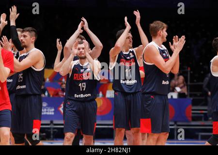 Sankt Petersburg, Russland. 26th. November 2021. Die russischen Basketballspieler werden während ihres Spiels mit Italien für die Runde 1st gesehen: Gruppe H bei den FIBA Basketball World Cup 2023 Qualifiers, die in der Jubilee Arena in Sankt Petersburg ausgetragen werden.das Endergebnis des Spiels zwischen Italien ist 84:78, zugunsten Russlands. Kredit: SOPA Images Limited/Alamy Live Nachrichten Stockfoto