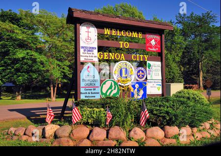 Genua City, Wisconsin, USA. Willkommensschild an der Stadtgrenze zeigt alle Kirchen und Organisationen innerhalb einer Gemeinde. Stockfoto