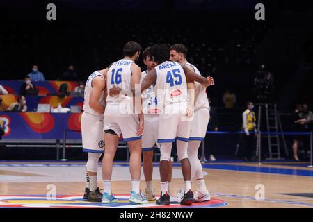 Sankt Petersburg, Russland. 26th. November 2021. Die italienischen Basketballspieler huddeln während eines Spiels für die Runde 1st: Gruppe H bei den Qualifikationsspielern der FIBA Basketball World Cup 2023 in der Jubilee Arena in Sankt Petersburg.das Endergebnis des Spiels zwischen Italien ist 84:78, zugunsten Russlands. (Foto von Maksim Konstantinov/SOPA Image/Sipa USA) Quelle: SIPA USA/Alamy Live News Stockfoto