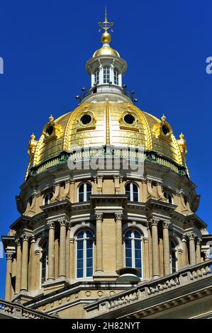 Des Moines, Iowa, USA. Die zentrale Kuppel des Iowa State Capitol Building. Das Kapitol wurde 1886 eröffnet und im neoklassischen Stil erbaut. Stockfoto