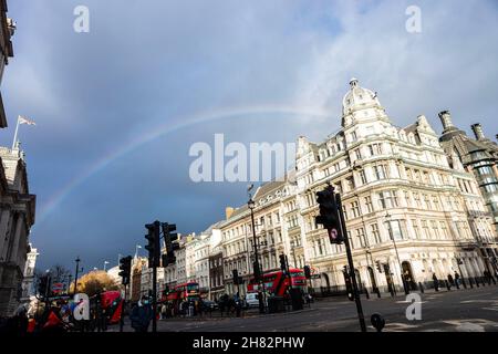 London, Großbritannien. 26th. November 2021. Über einer belebten Straße in London ist nach dem Regen ein Regenbogen über dem britischen Parlament zu sehen. Kredit: SOPA Images Limited/Alamy Live Nachrichten Stockfoto