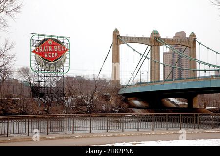 Das ikonische Grain Belt Beer-Schild neben der Hennepin Avenue Bridge und dem Mississippi River. Minneapolis Minnesota, USA Stockfoto