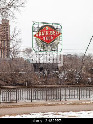 Famous Grain Belt Beer sign with the brewery nearby on the Mississippi River. Minneapolis Minnesota MN USA Stockfoto
