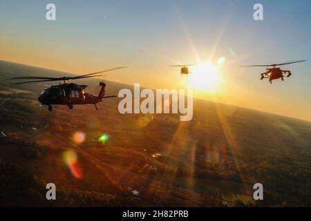 Fort Stewart, Georgia, USA. 16th. November 2021. Flieger der US-Armee der 3rd Combat Aviation Brigade, 3rd Infantry Division, fliegen eine Formation von Hubschraubern zur Unterstützung der Marne Week-Veranstaltungen auf Fort Stewart, Georgia, 16. November 2021. Die Marne Week bringt derzeit Soldaten, Veteranen, Familienmitgliedern und der Gemeinschaft zusammen, um das Erbe der Division zu feiern und den Kampfgeist, die Hartnäckigkeit und das Kriegerethos des Dogface-Soldaten zu zeigen. Kredit: U.S. Army/ZUMA Press Wire Service/ZUMAPRESS.com/Alamy Live Nachrichten Stockfoto