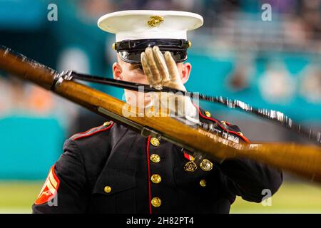 Miami, Florida, USA. 11th. November 2021. Corporal Landon Johnson, Rifleman, Silent Drill Platoon, tritt während einer Halbzeit-Show im Hard Rock Stadium in Miami am 11. November 2021 auf. Im November ehrt die National Football League das Militär mit Salute to Service-Spielen; der Silent Drill Platoon trat diese Woche beim Spiel der Miami Dolphins gegen die Baltimore Ravens auf. Quelle: U.S. Marines/ZUMA Press Wire Service/ZUMAPRESS.com/Alamy Live News Stockfoto