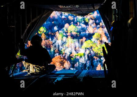 Luftwaffenstützpunkt Moody, Georgia, USA. 16th. November 2021. Ein Crew-Mitglied des Marine Corps CH-53 „Sea Hengst“-Hubschraubers überblickt die Bemiss Drop Zone auf der Moody Air Force Base, Georgia, 16. November 2021. Die 820 Base Defence Group Airmen führten zusammen mit Soldaten der Nationalgarde der Georgia Army und Mitgliedern der Marine Corps CH-53 Hubschrauber-Besatzung Flugoperationstrainings durch, um Taktiken, Techniken und Verfahren aus drei militärischen Bereichen auszutauschen und die Fähigkeiten der gemeinsamen agilen Einsatzmission im Kampf zu stärken Quelle: U.S. Air Force/ZUMA Press Wire Service/ZUMAPRESS.com/Alamy Live News Stockfoto