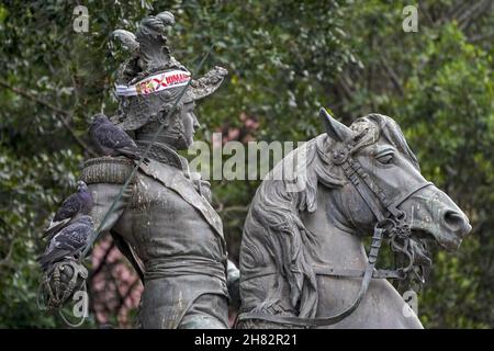 Tegucigalpa, Honduras. 26th. November 2021. Statue des mittelamerikanischen Helden Francisco Morazan mit einem Stirnband aus einem Kampagnenmaterial der Präsidentschaftskandidatin der Libre-Partei, Xiomara Castro.die Republik Honduras wird am 28th. November Parlamentswahlen abhalten, um eine neue Gruppe von Präsidenten-, Kongress- und Kommunalregierungen zu wählen. Kredit: SOPA Images Limited/Alamy Live Nachrichten Stockfoto