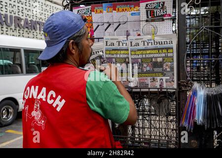 Tegucigalpa, Honduras. 26th. November 2021. Ein Mann, der Zeitungen verkauft, überprüft die Schlagzeile einer Lokalzeitung.die Republik Honduras wird am 28th. November Parlamentswahlen abhalten, um eine neue Gruppe von Präsidenten-, Kongress- und Kommunalregierungen zu wählen. (Foto von Camilo Freedman/SOPA Images/Sipa USA) Quelle: SIPA USA/Alamy Live News Stockfoto