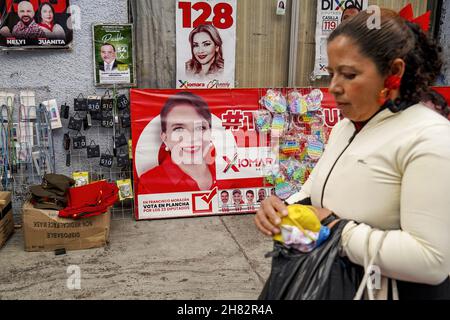 Tegucigalpa, Honduras. 26th. November 2021. Eine Frau geht am Banner der Präsidentschaftskandidatin der Libre-Partei Xiomara Castro vorbei.die Republik Honduras wird am 28th. November Parlamentswahlen abhalten, um eine neue Gruppe von Präsidenten-, Kongress- und Kommunalregierungen zu wählen. (Foto von Camilo Freedman/SOPA Images/Sipa USA) Quelle: SIPA USA/Alamy Live News Stockfoto