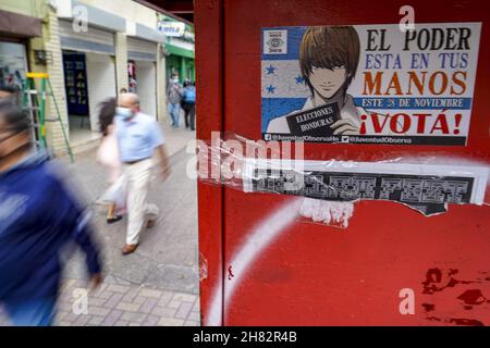 Tegucigalpa, Honduras. 26th. November 2021. Ein Aufkleber an einer Wand in Tegucigalpa lädt die Menschen ein, an den Präsidentschaftswahlen teilzunehmen.die Republik Honduras wird am 28th. November Parlamentswahlen abhalten, um eine neue Gruppe von Präsidenten-, Kongress- und Kommunalregierungen zu wählen. (Foto von Camilo Freedman/SOPA Images/Sipa USA) Quelle: SIPA USA/Alamy Live News Stockfoto