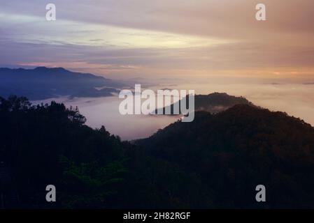 Betong Thailand Nebelmeer Aiyerweng Yala Südthailand, am Aiyerweng Skywalk, Betong, Bang lang Nationalpark, tropischer Regenwald Südtha Stockfoto