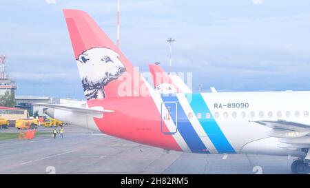 Sukhoi SuperJet 100-95LR RA-89069 Yamal Airlines steht am Flughafen: Moskau, Russland - 28. August 2021 Stockfoto