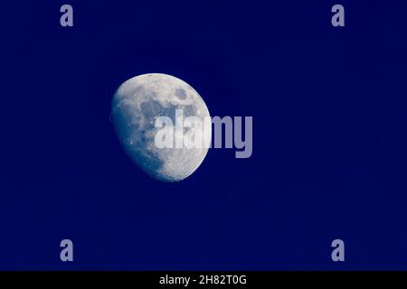 Klares Bild des zunehmenden, wuchzenden Mondes am klaren, blauen Abend. Stockfoto