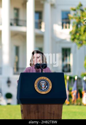 WASHINGTON DC, USA - 15. November 2021 - die Sprecherin des Repräsentantenhauses, Nancy Pelosi (D-CA), hält Bemerkungen, bevor Präsident Joe Biden die Infrastructure Inv Stockfoto