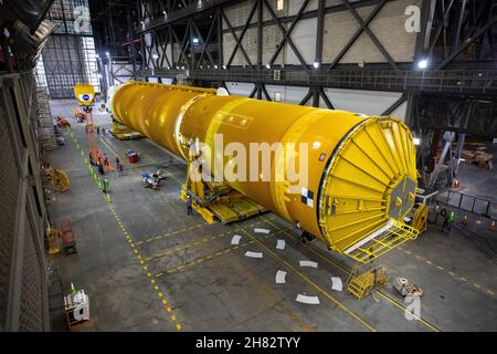 KENNEDY SPACE CENTER, FL, USA - 09. Juni 2021 - die Kernstufe des Space Launch Systems (SLS) befindet sich im Transfergang des Fahrzeugmontagebaus Stockfoto