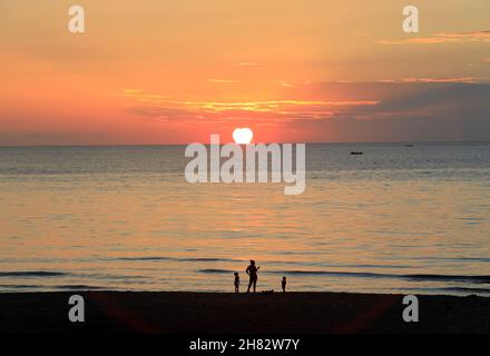 Beirut. 25th. November 2021. Das am 25. November 2021 aufgenommene Foto zeigt den Blick auf den Sonnenuntergang in Beirut, Libanon. Quelle: Liu Zongya/Xinhua/Alamy Live News Stockfoto