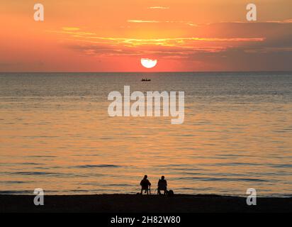 Beirut. 25th. November 2021. Das am 25. November 2021 aufgenommene Foto zeigt den Blick auf den Sonnenuntergang in Beirut, Libanon. Quelle: Liu Zongya/Xinhua/Alamy Live News Stockfoto